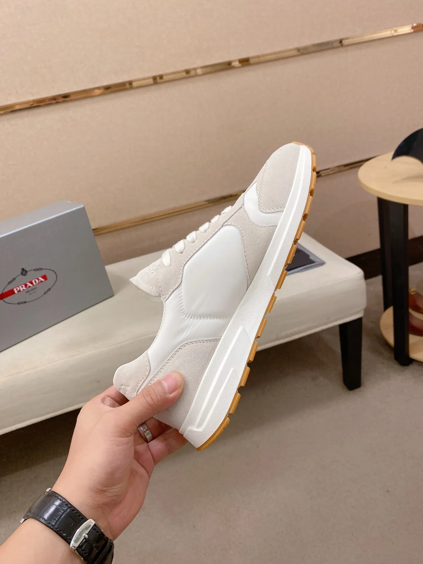 Men's Men's Shoes 💰 620💰 ✔️✔️✔️High version High-quality new PRADA (Prada) counters are launched simultaneously. The new men's shoes and 😘fabrics are selected from first-layer cowhide fabrics. Lining: Imported cowhide leather lining. 👍🏿High-end☄️Open-molded non-slip rubber outsole, exquisite lines, simple and elegant, comfortable and high-end for leisure travel. Code number: 38 to 45